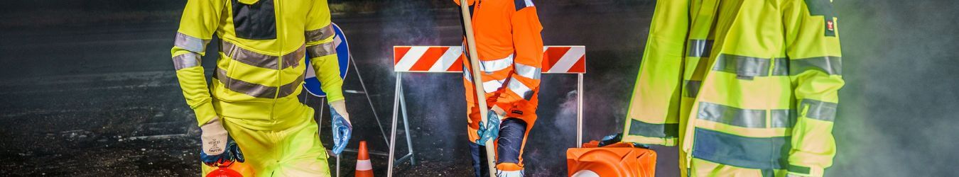 Warnschutzkleidung im Dunkeln auf einer Baustelle